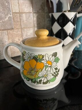 Vintage 1970’s SADLER Buttercup and Daisies Teapot